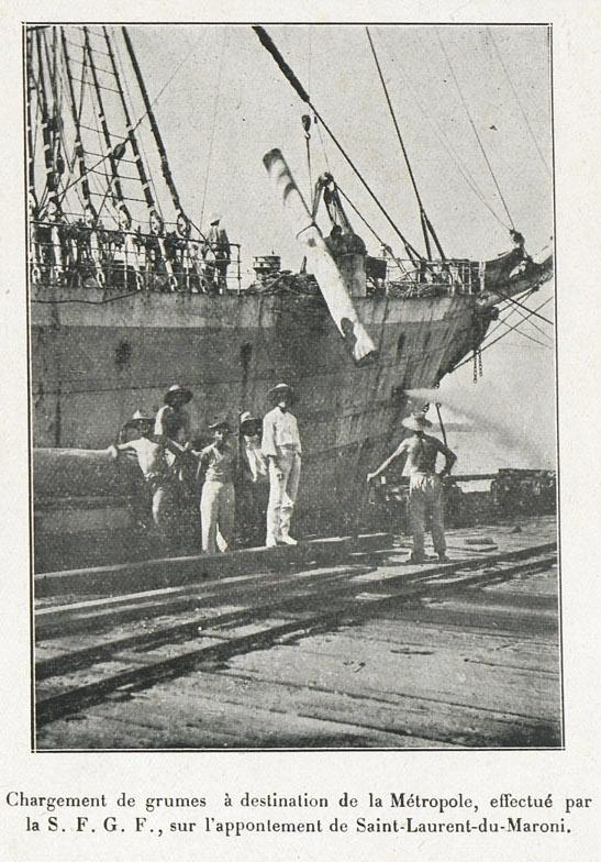 Chargement de grumes à St Laurent à destination de la métropole - Source Bibliothèque numérique MANIOC